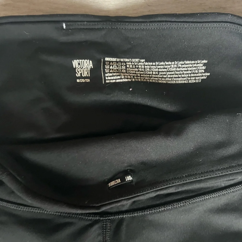 Victoria’s Secret Sport Knockout high waist pocket capri leggings medium black - Picture 3 of 4